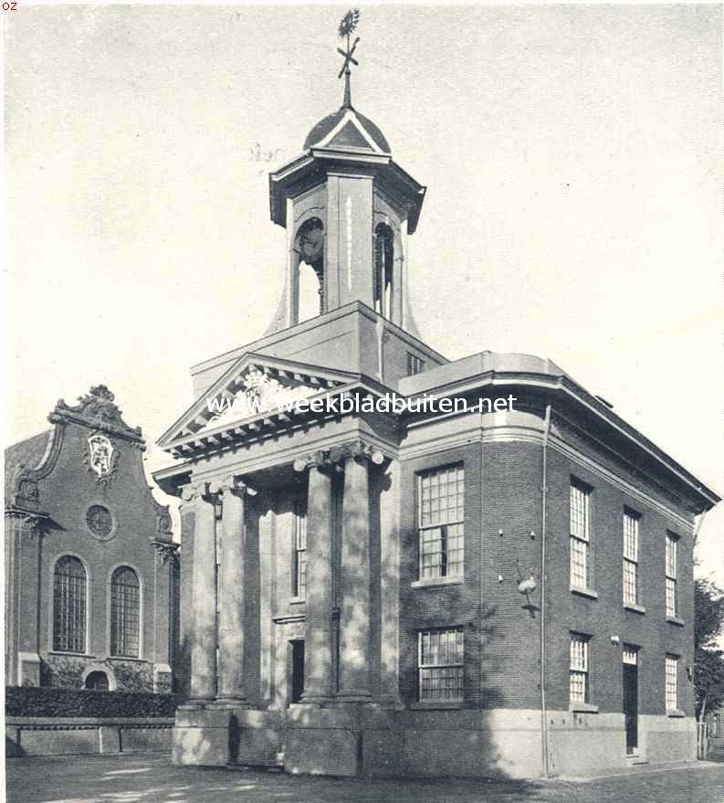 Het oude rechthuis, thans gemeentehuis, te Westzaan, links de Ned. Herv. Kerk