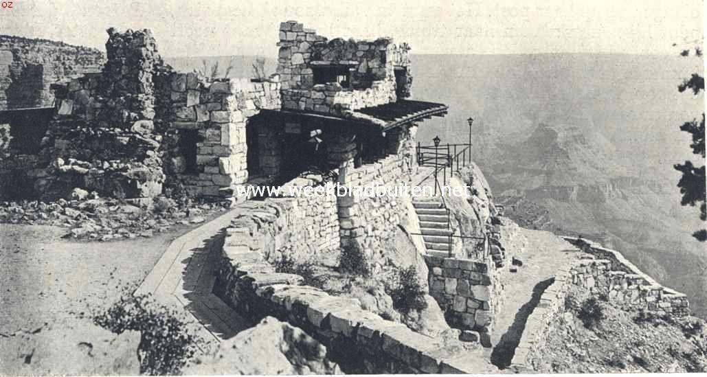 De natuurmonumenten in den staat Arizona. Uitzicht van een rotsplateau op den Grand Canyon