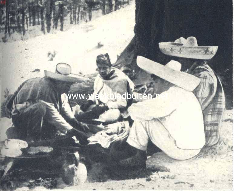 Een beklimming van de Popocatepetl. Onze Indiaansche gidsen bij het koken van hun potje