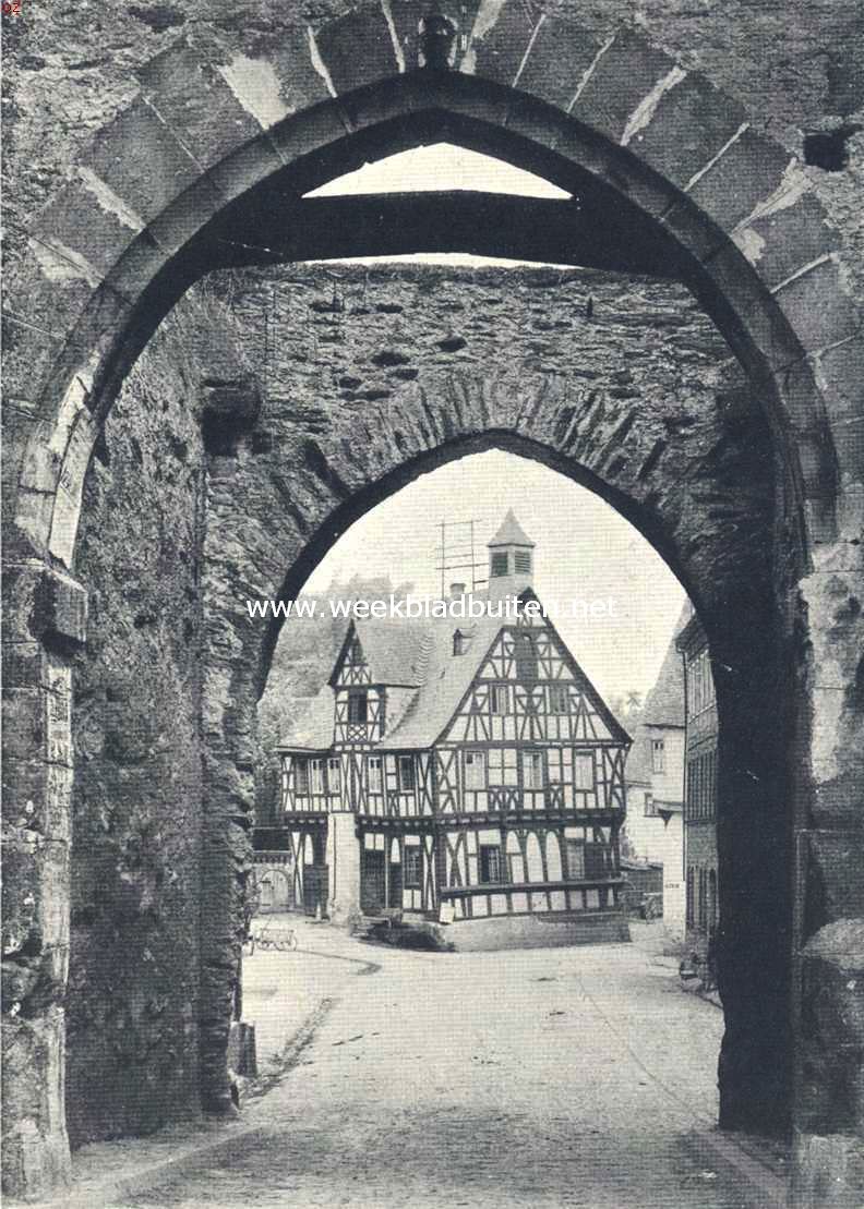 Kijkje door de stadspoort te Rheus a.d. Rijn