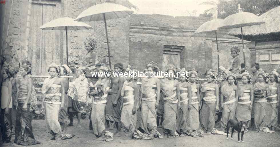 Lijkverbranding op Bali. Vorstelijke vrouwen bij een lijkverbranding op Bali