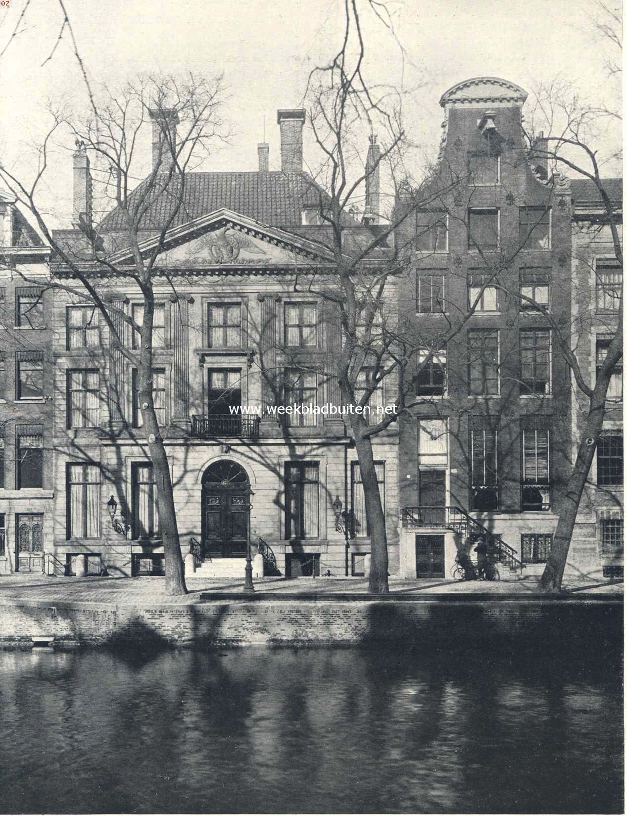 Huizen aan de Heerengracht bij de Vijzelstraat te Amsterdam