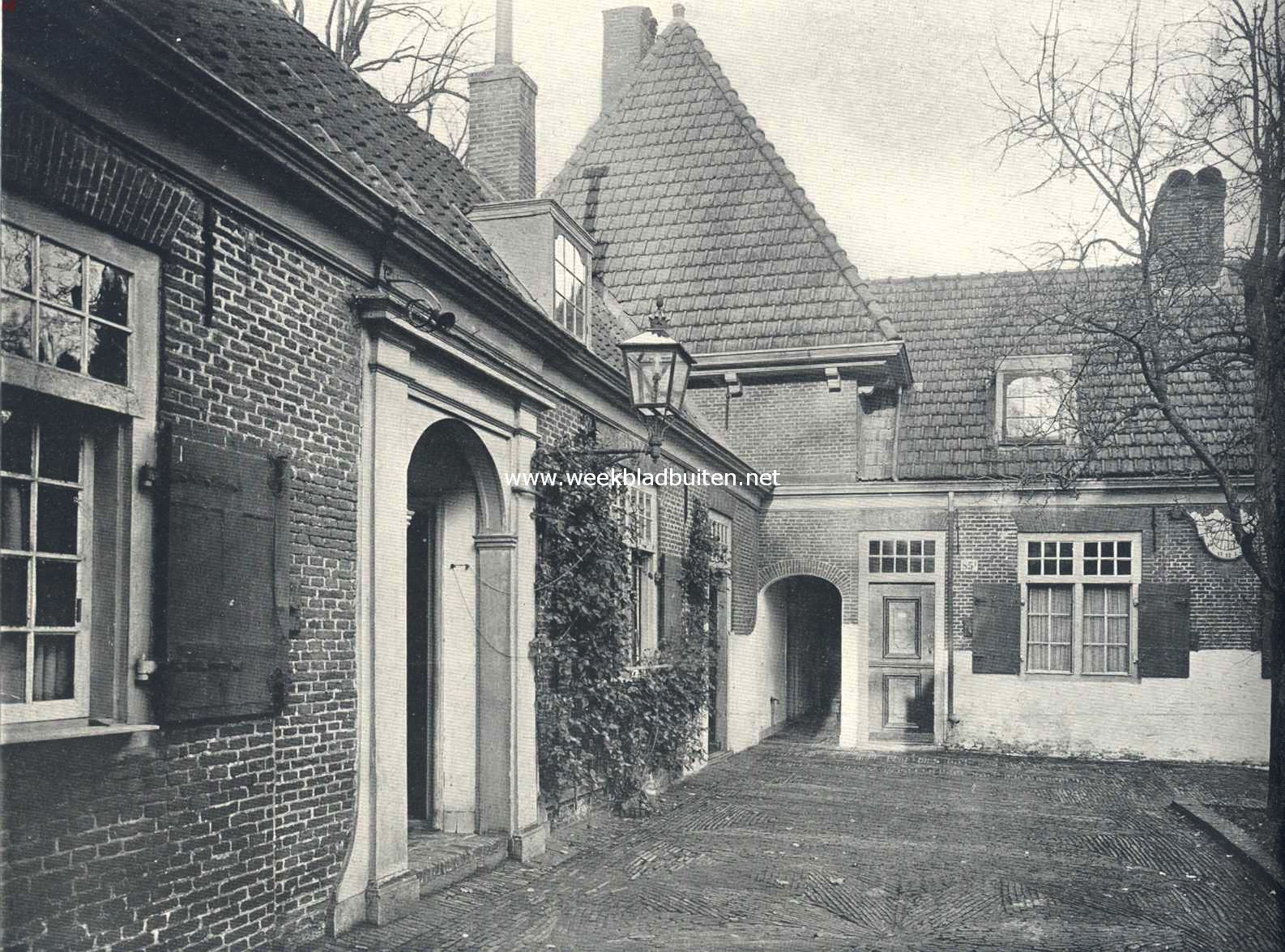 Haarlemsche hofjes. Hoekje van de binnenplaats van het hofje van Heythuysen