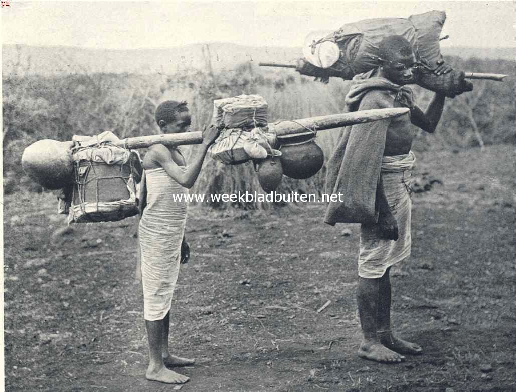 De bewoners van Oost-Afrika. In Oost-Afrika. Vader en zoon op weg naar het dorp
