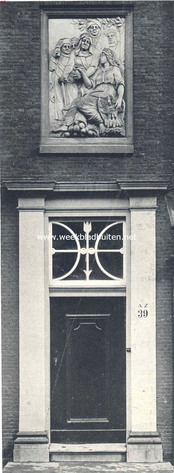 Haarlemsche hofjes. Het hofje van Staats, een der deuren met gevelsteen