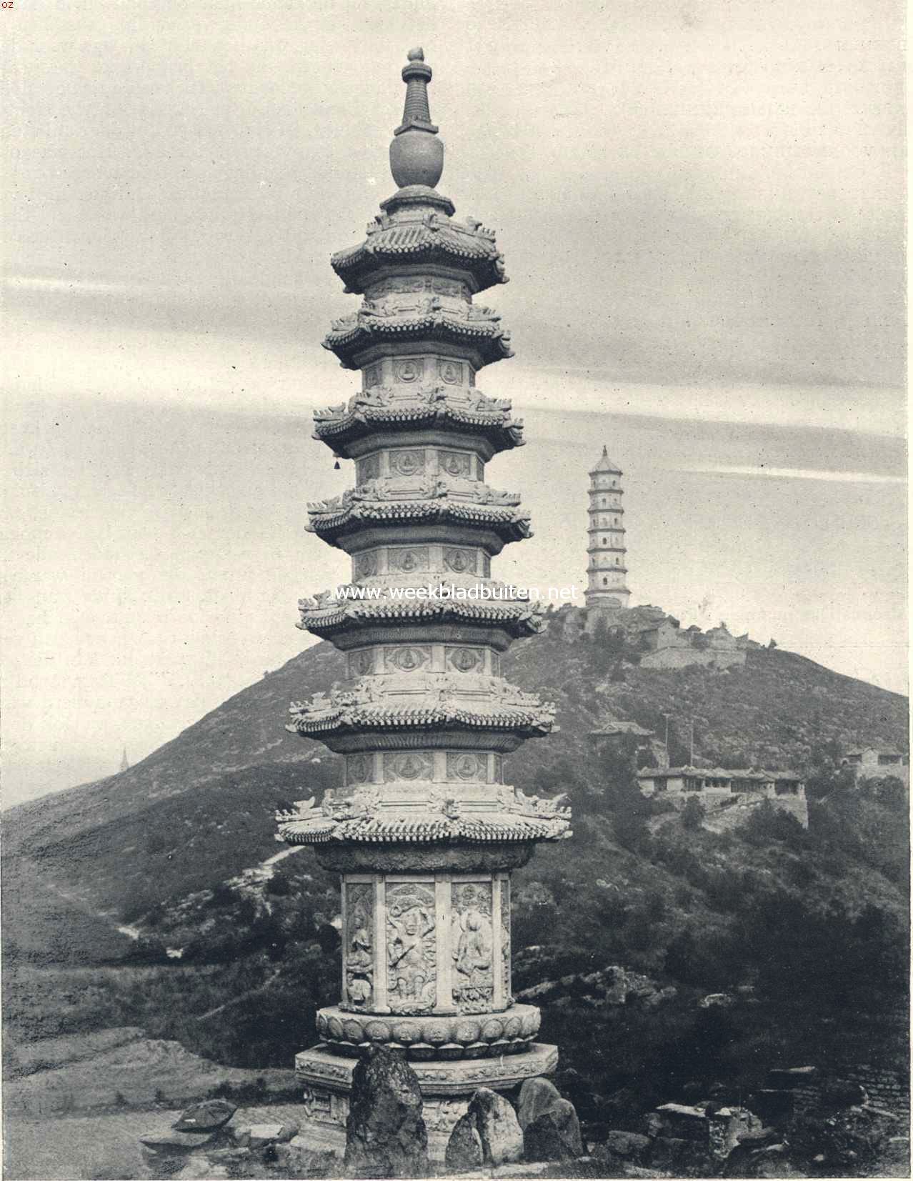 De berg der Bittersteenbron bij Peking. Marmeren pagode, gewijd aan den beschermengel der bron. Op den achtergrond de hoofdpagode op den top