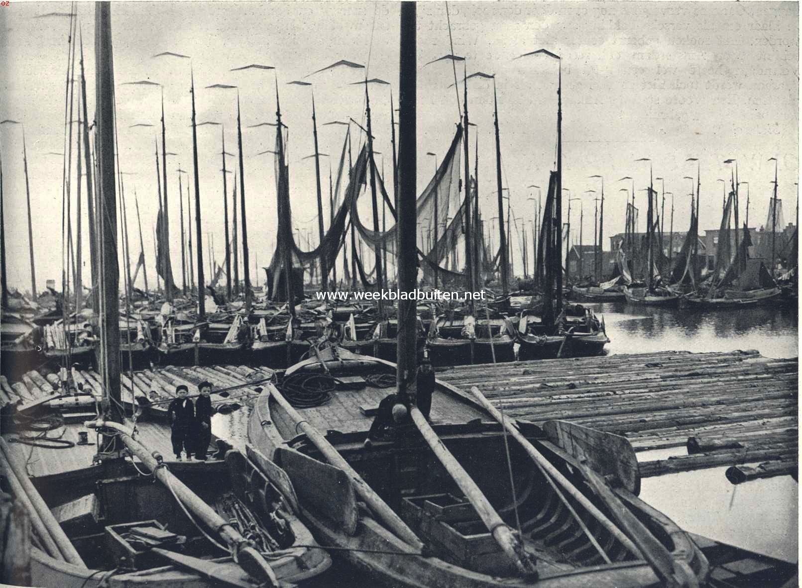 Volendam en de haringvangst. De haven van Volendam op den Zaterdag voor Paschen. Alle botters zijn binnen, de bemanning is aan wal, slechts een paar kleine Volendammertjes houden inspectie