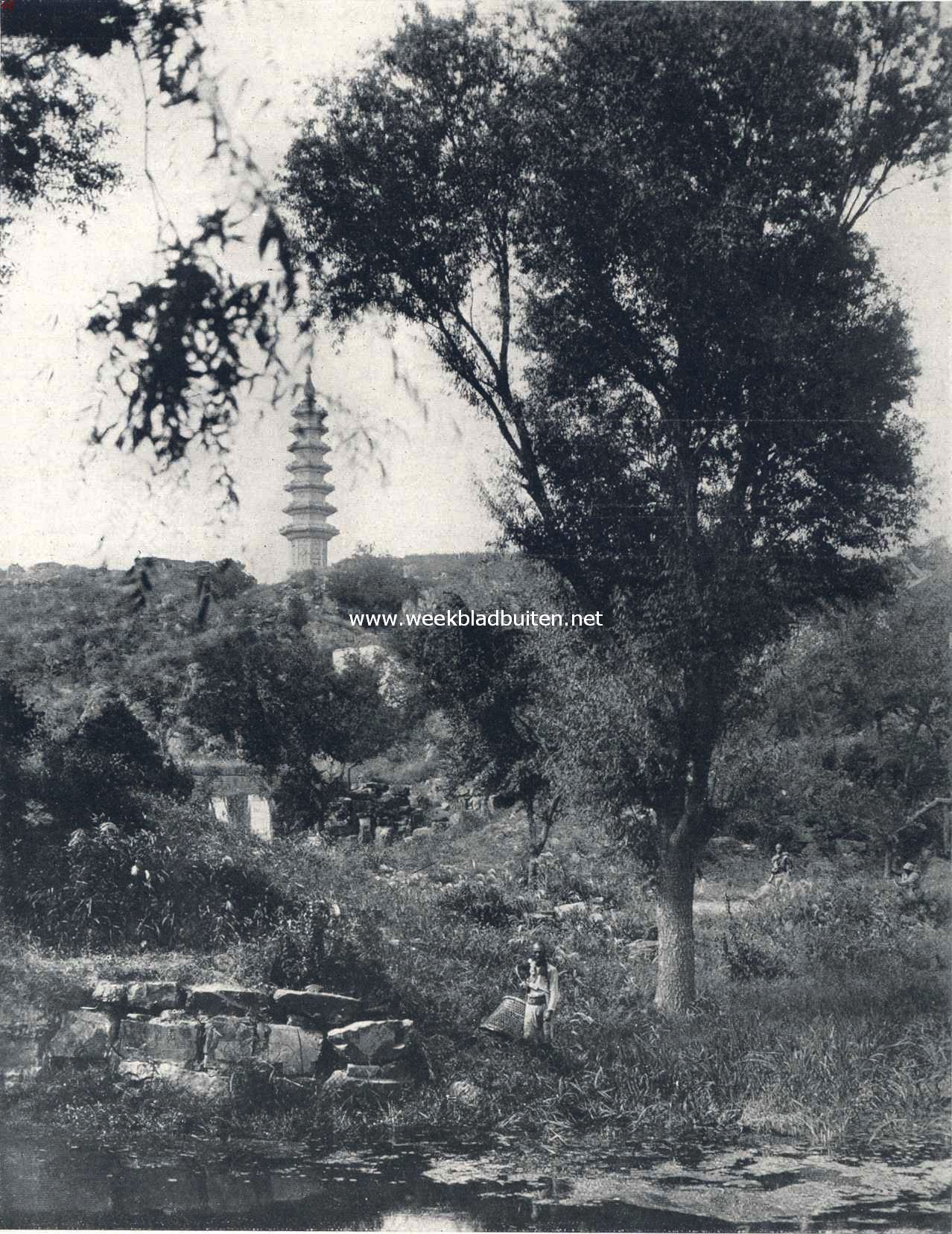 De Bittersteenbron bij Peking. Op den achtergrond de marmeren pagode