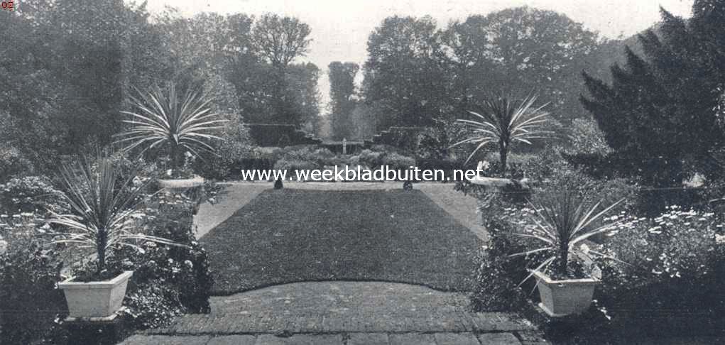 Het huis Zwaluwenburg. Gezicht over het terras achter het huis