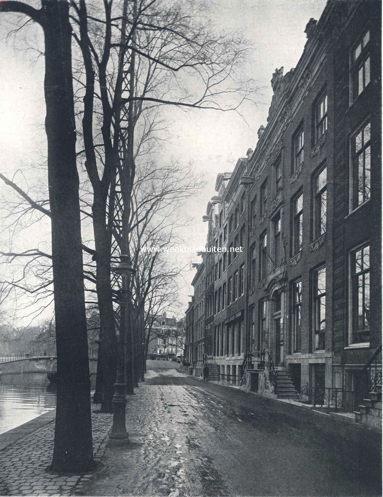 Aan de Heerengracht te Amsterdam. Rechts het huis Heerengracht 520