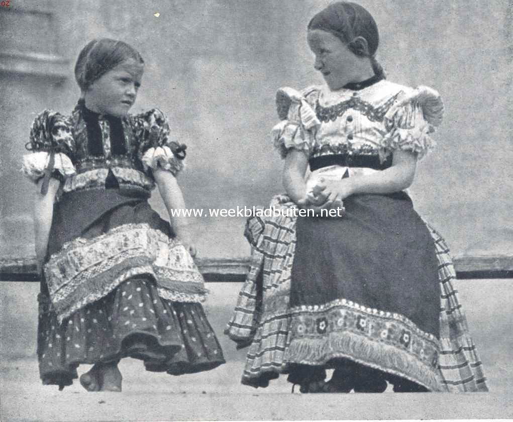 In Oost- en West-Hongarije. Kinderen voor de kerk te Mez�k�vesd