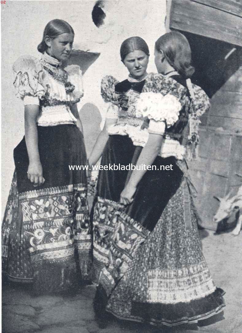 In Oost- en West-Hongarije. Meisjes te Mez�k�vesd