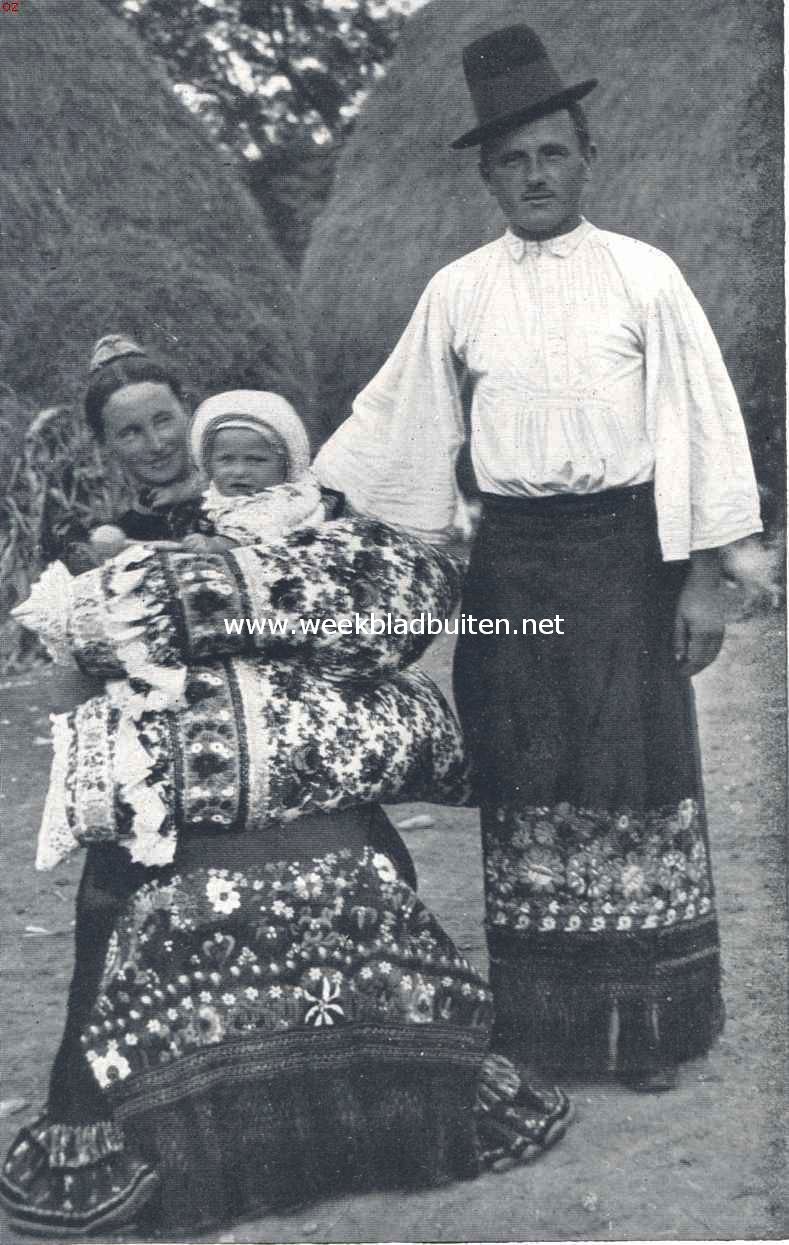 In Oost- en West-Hongarije. Matyo-echtpaar met kind