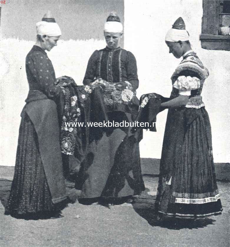 In Oost- en West-Hongarije. Vrouwen te Mez�k�vesd, met een rijk bewerkt kleedingstuk