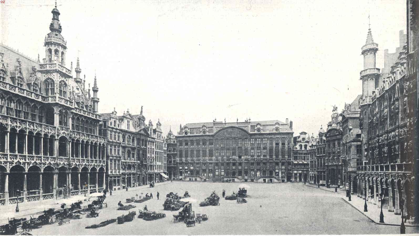 De Groote Markt te Brussel. Links het Brood- of Koningshuis, in het midden het Hertogenhuis