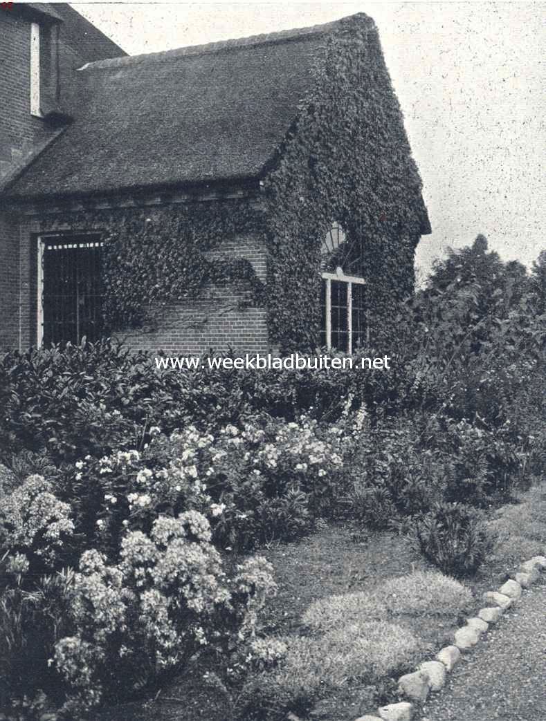 Het moderne landhuis. Bloemenweelde bij de oostelijke zijvleugel