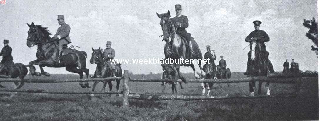De Koninkl. Nederlandsche Jachtvereeniging en het jachtrijden achter de honden. Zutphen 1920. Hoe meerdere ruiters over een hek springen
