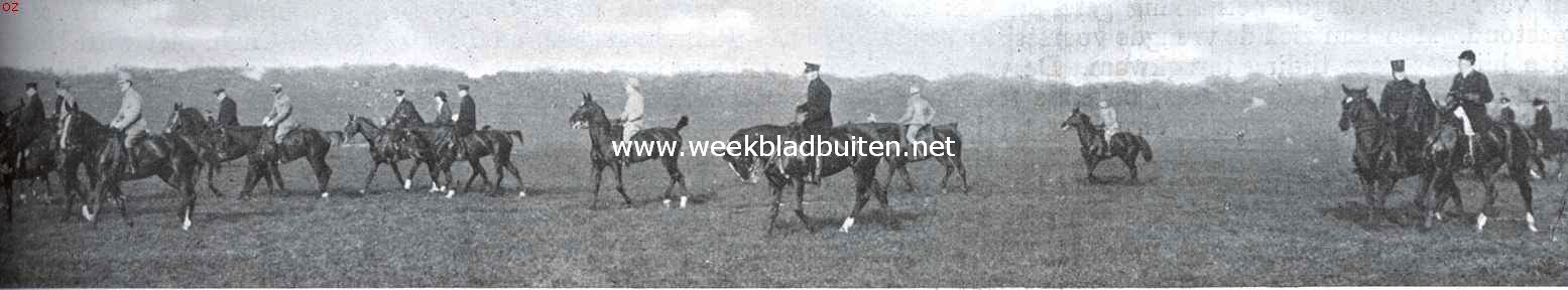De Koninkl. Nederlandsche Jachtvereeniging en het jachtrijden achter de honden. St. Hubertus 1923. De jachtruiters trekken over de heide bij Amersfoort