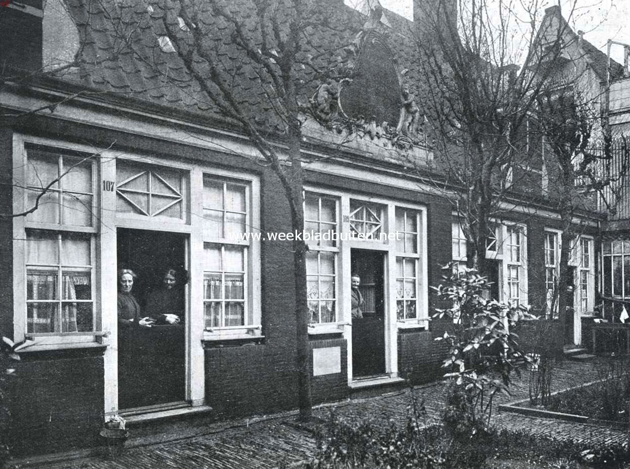 Het Moenshofje te Amsterdam. Achterhuisjes aan de binnenplaats