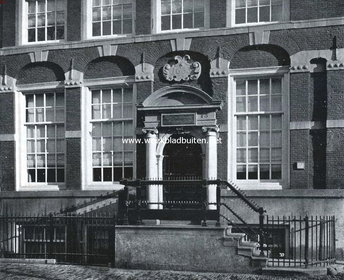 Detail van den gevel van het Makelaarskantoor te Amsterdam