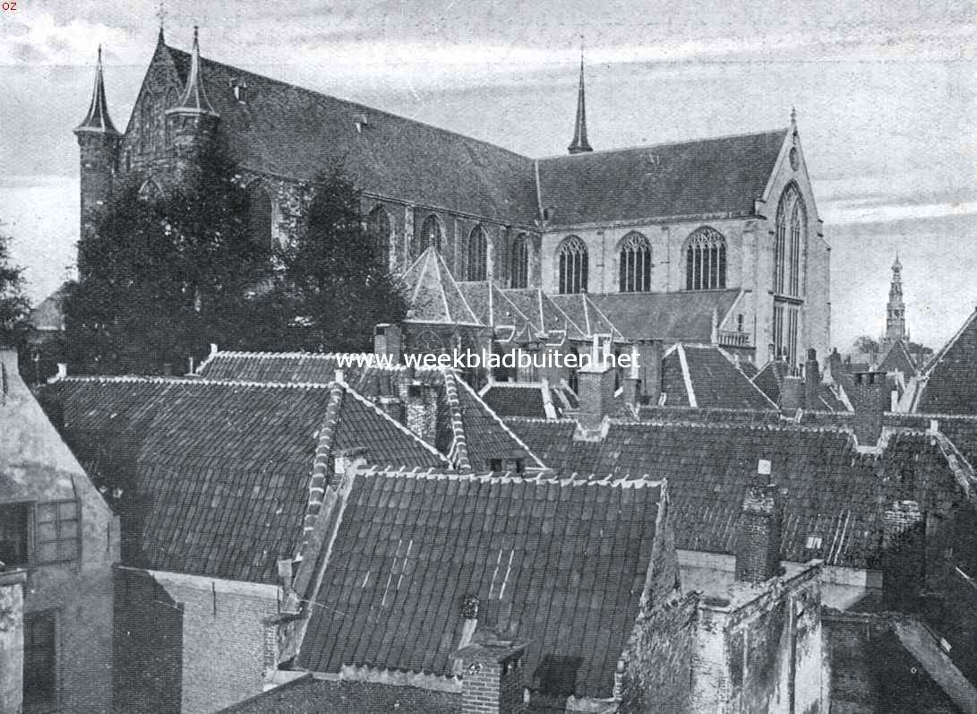 Twee vermaarde kerken van Leiden. De Pieterskerk, rijzend boven de huizen der sleutelstad