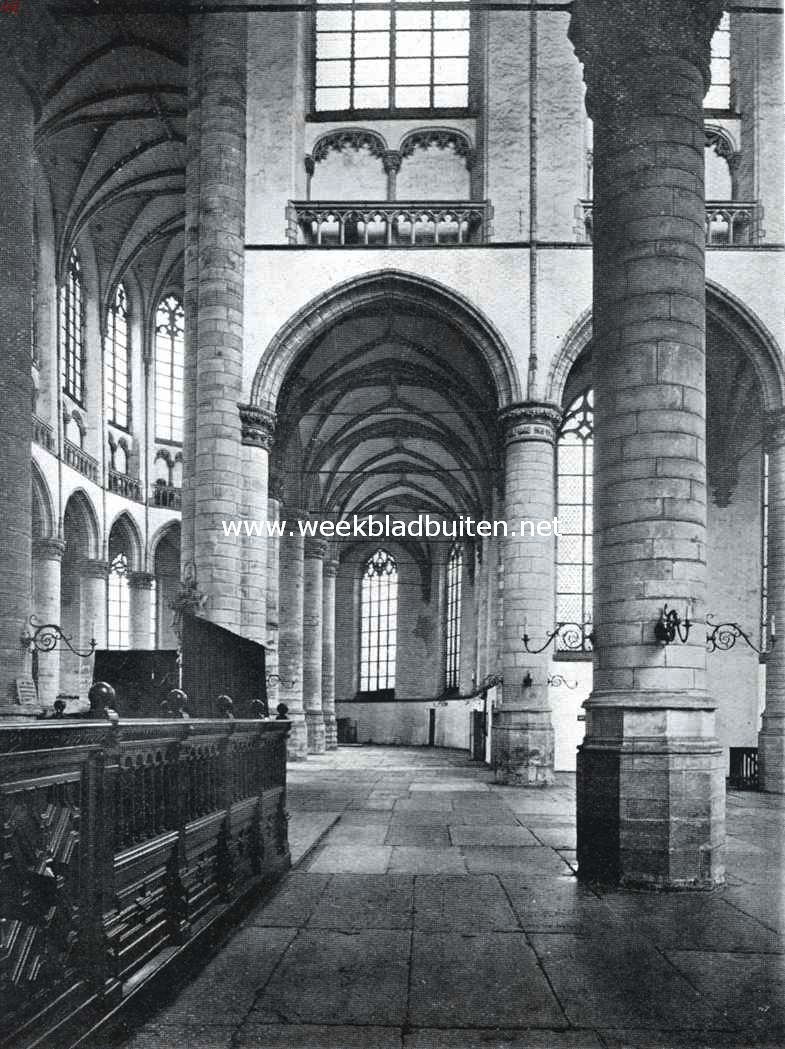 Gezicht op den kooromgang in de Hooglandsche kerk te Leiden