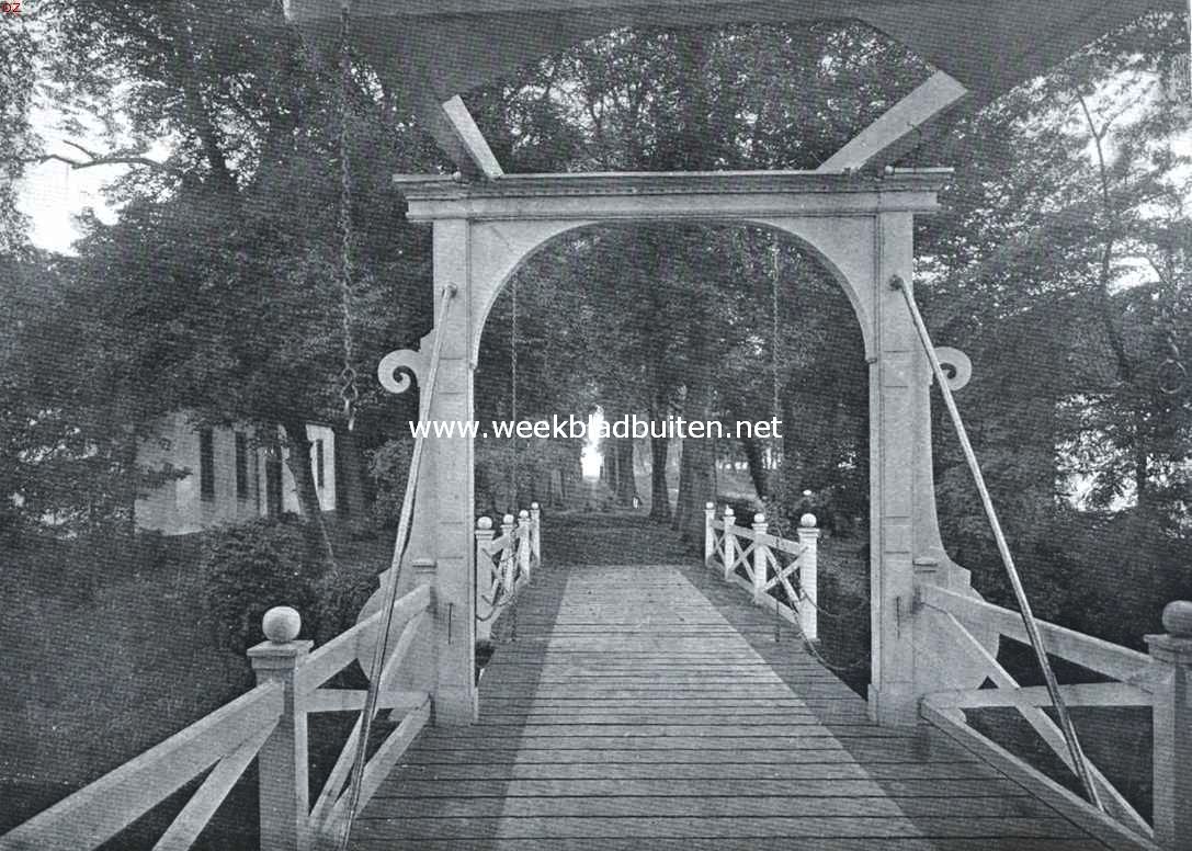 Het kasteel Heukelom. Voorhof en oprijlaan, gezien van het kasteel af