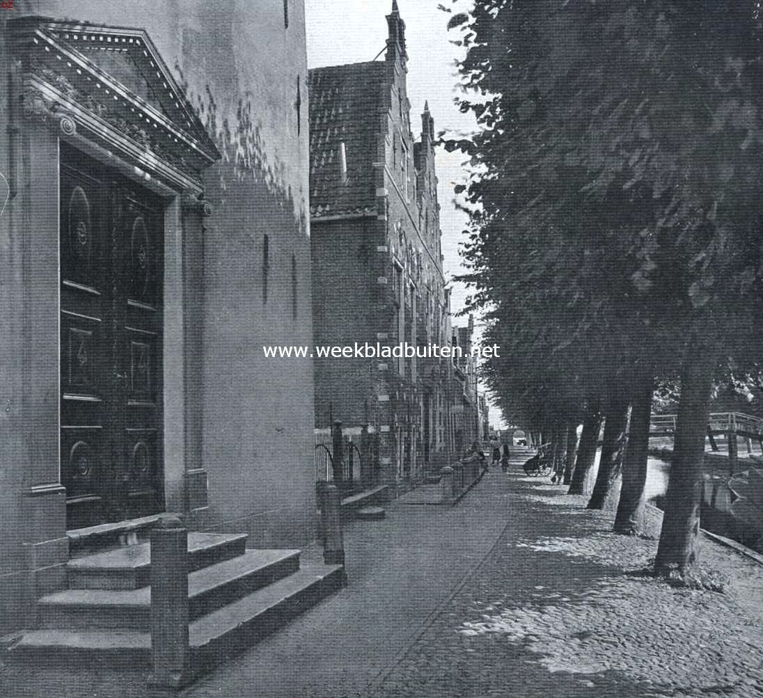 Het oude stadje Sloten. De Heerenwal, met (links), ingang van de Hervormde Kerk, en wat verder, de trapgevel van de Ned. Herv. Pastorie met consistorie