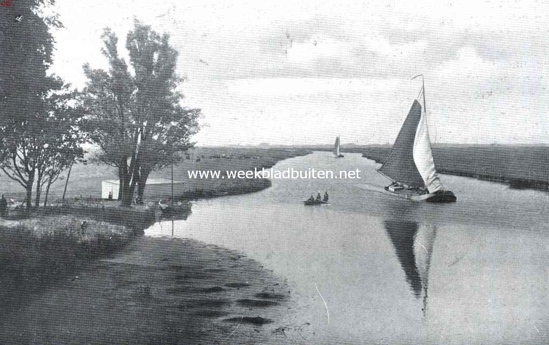 Het oude stadje Sloten. Gezicht van de Woudsender poort op het Slotergat, de verbinding van Sloten met het Slotermeer
