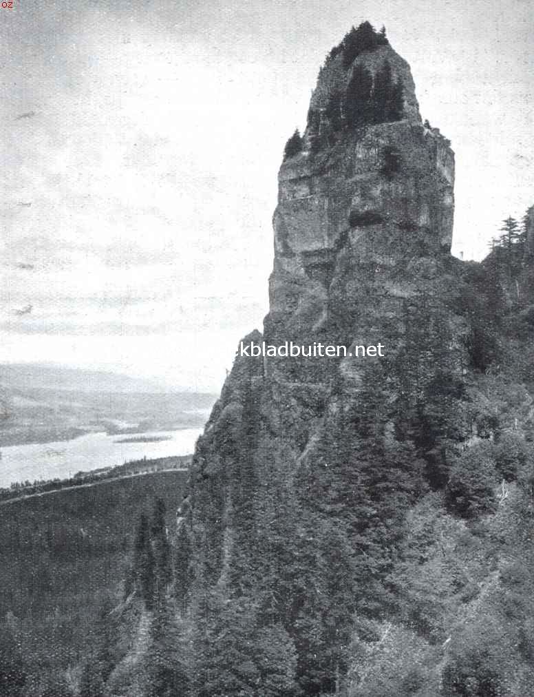 De Columbia River highway. De zoogenaamde St. Peter's Dome aan de Columbia River highway