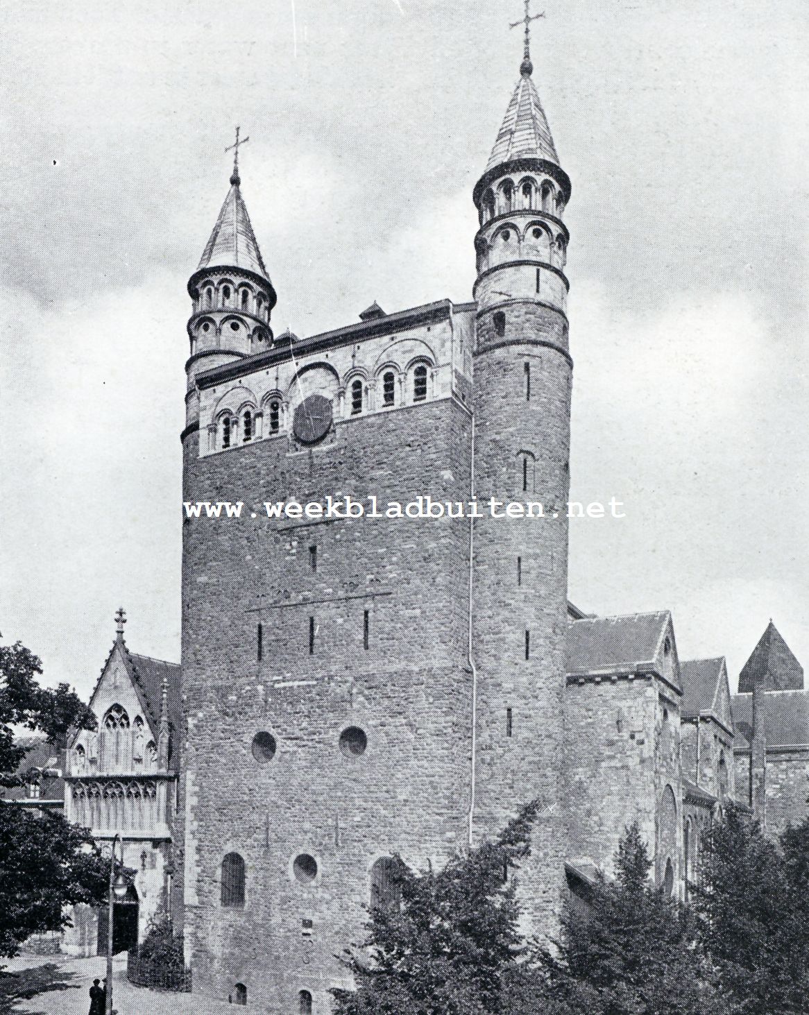 Toren en hoofdingang van de O.L. Vrouwekerk te Maastricht