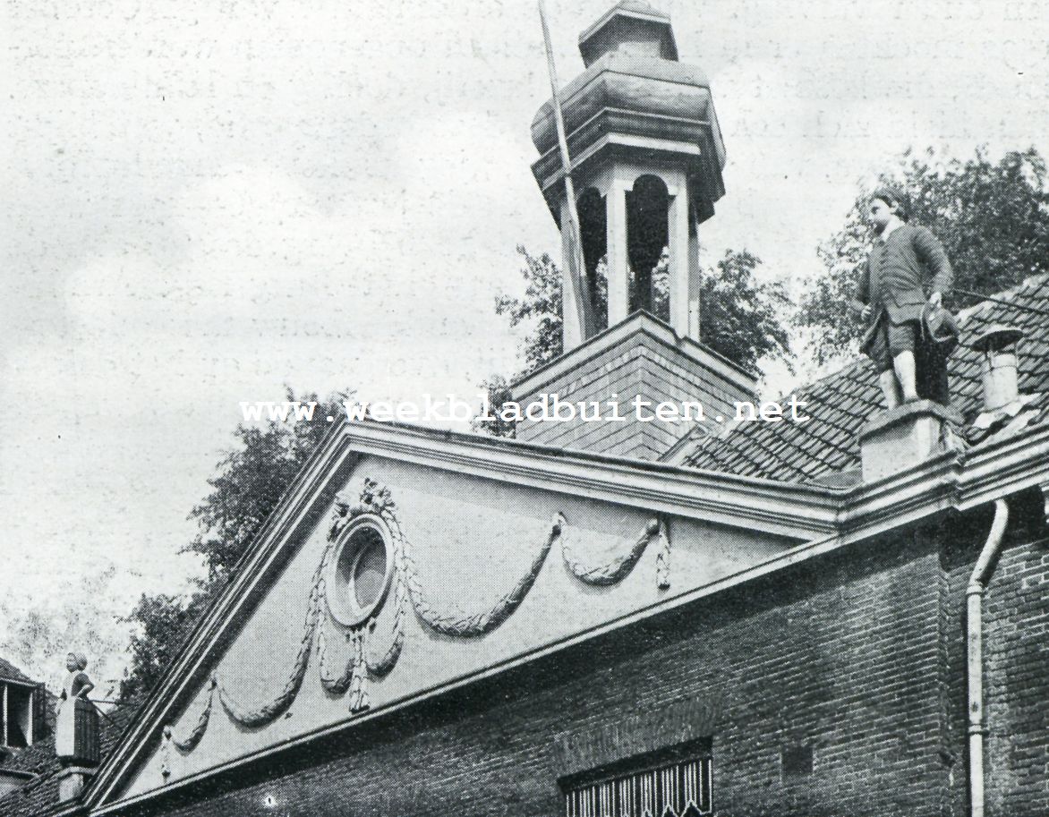 Schiedam. Fronton en torentje van het Weeshuis met 