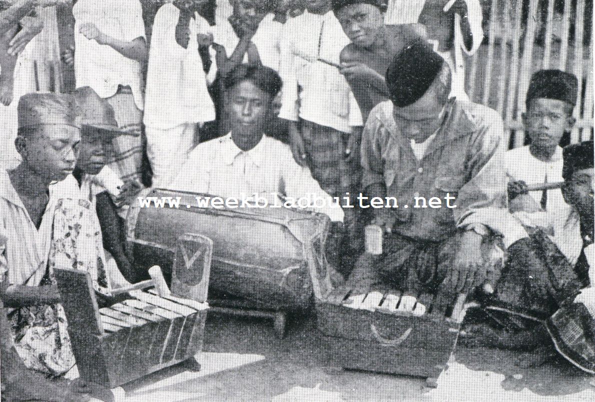 Twee Indische steden. Inlands orkestje in een der kampongs van Soerabaia