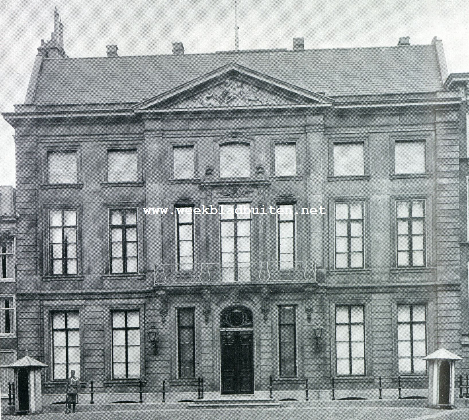 Bij den 70sten verjaardag van H.M. de Koningin-Moeder. Het paleis van H.M. de Koningin-Moeder in het Voorhout te 's-Gravenhage