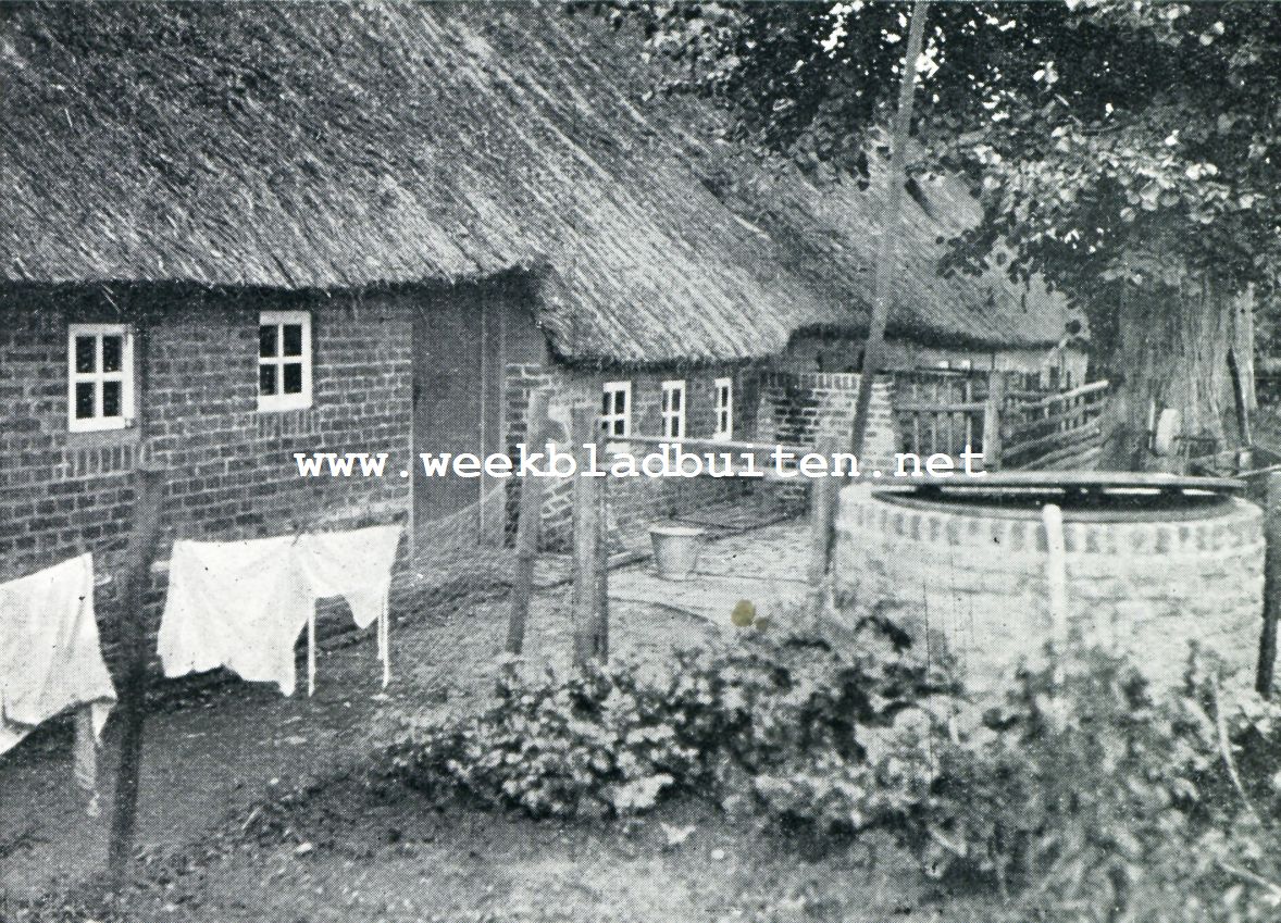 Uit het land der St.-Janstrossen. Achtergevel der boerderij met oude waterput