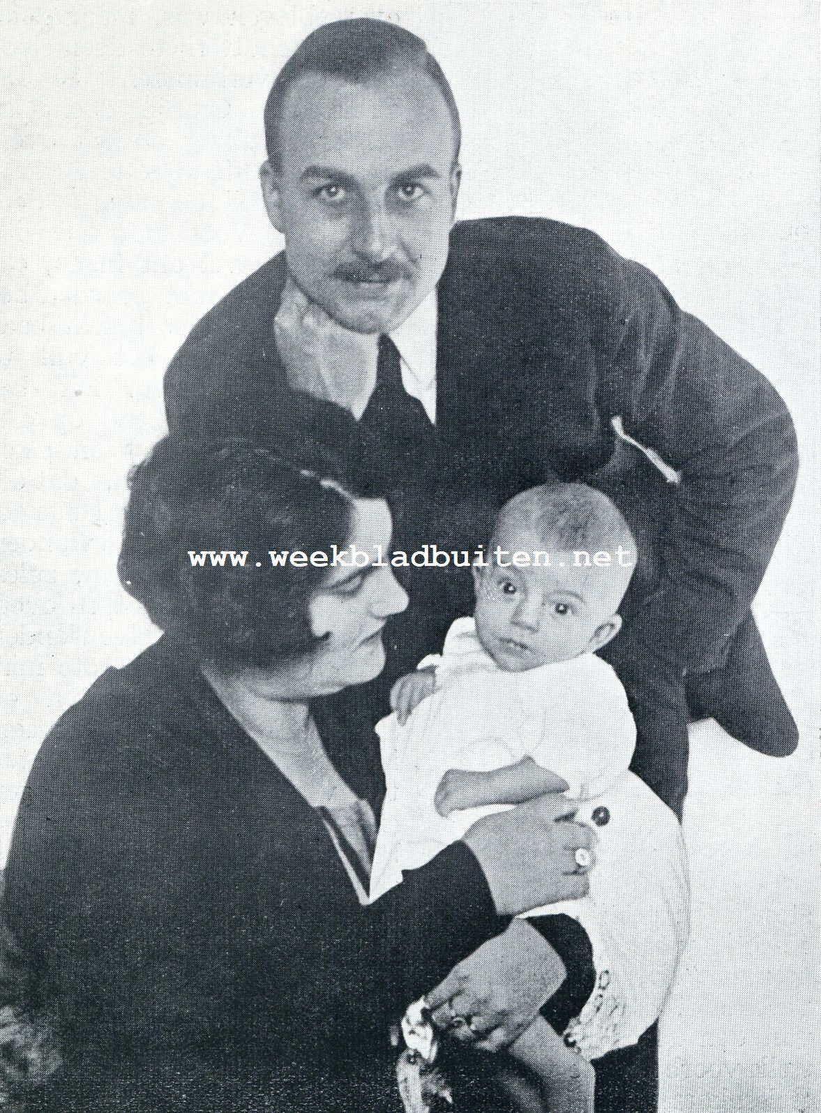 SIR ALAN COBHAM, DE SCHRIJVER VAN HET ONDERSTAANDE ARTIKEL, MET VROUW EN KIND