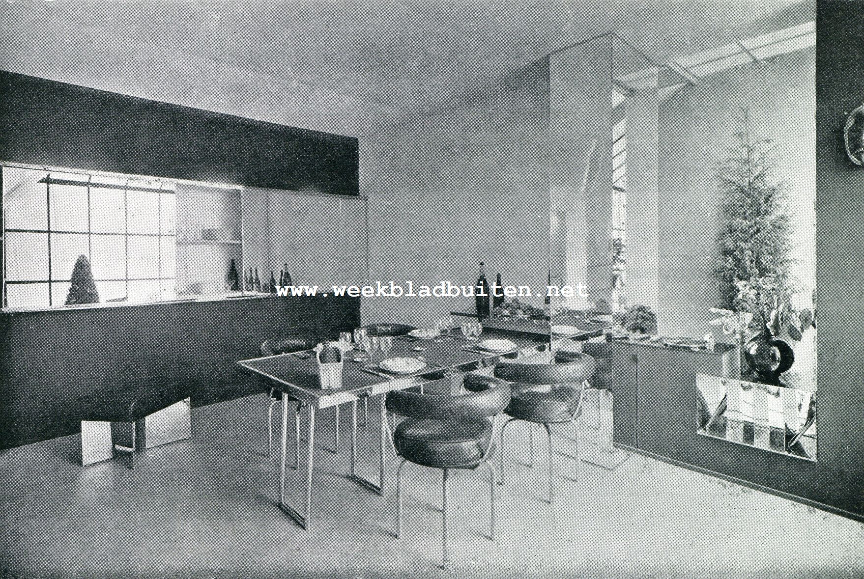 MODERNE FRANSCHE KUNSTNIJVERHEID. EETKAMER DOOR CHARLOTTE PERRIAND