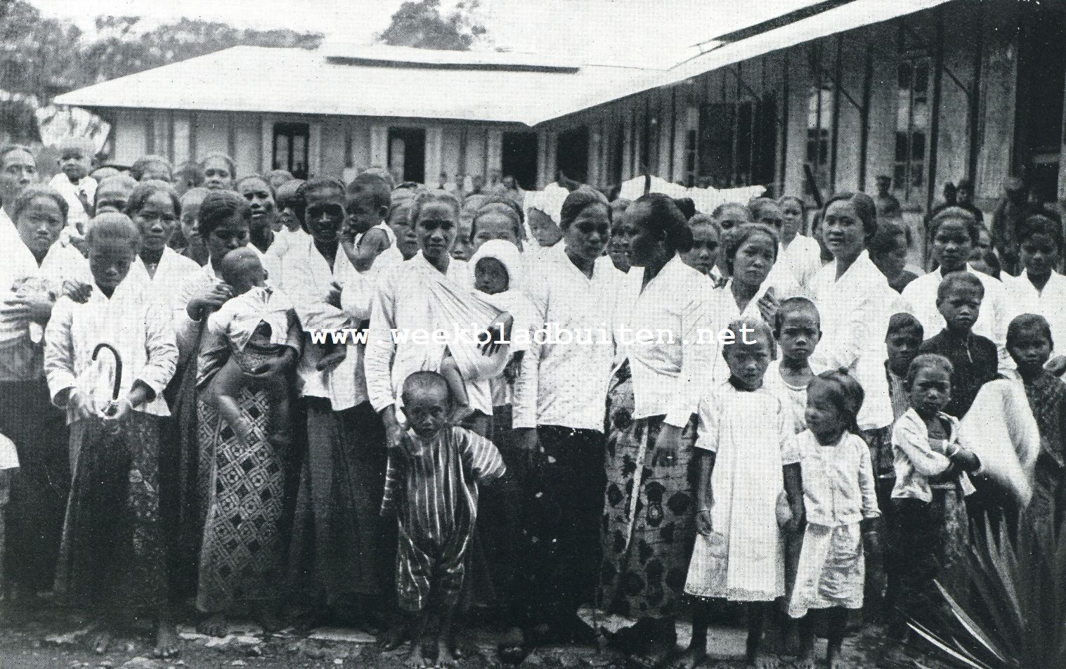 Herinneringsflitsen over Nederlandsch-Indi. Vrouwen voor het huis van den plaatselijken commandant