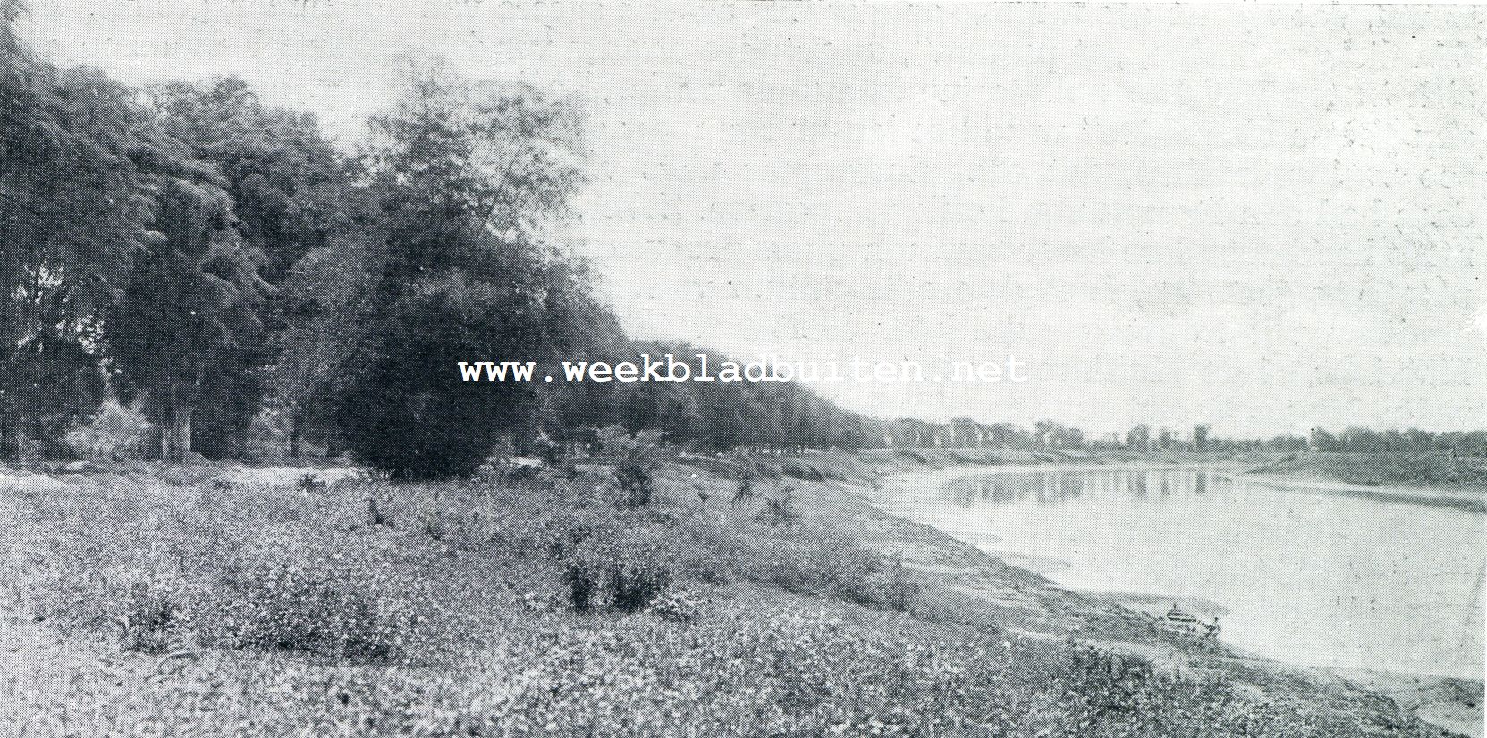 Herinneringsflitsen over Ned.-Indi. Gezicht op de Solorivier in de residentie Rembang (Java). De weg er langs is de groote Postweg Semarang-Tjepoe-Babat-Soerabaja