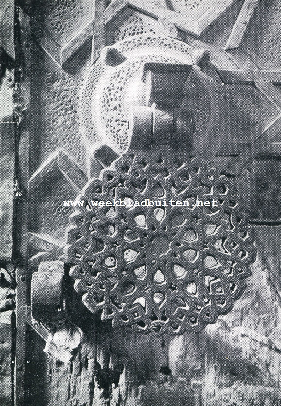 Marokko. De klopper van de Groote Moskee Karouine te Fs-Medina