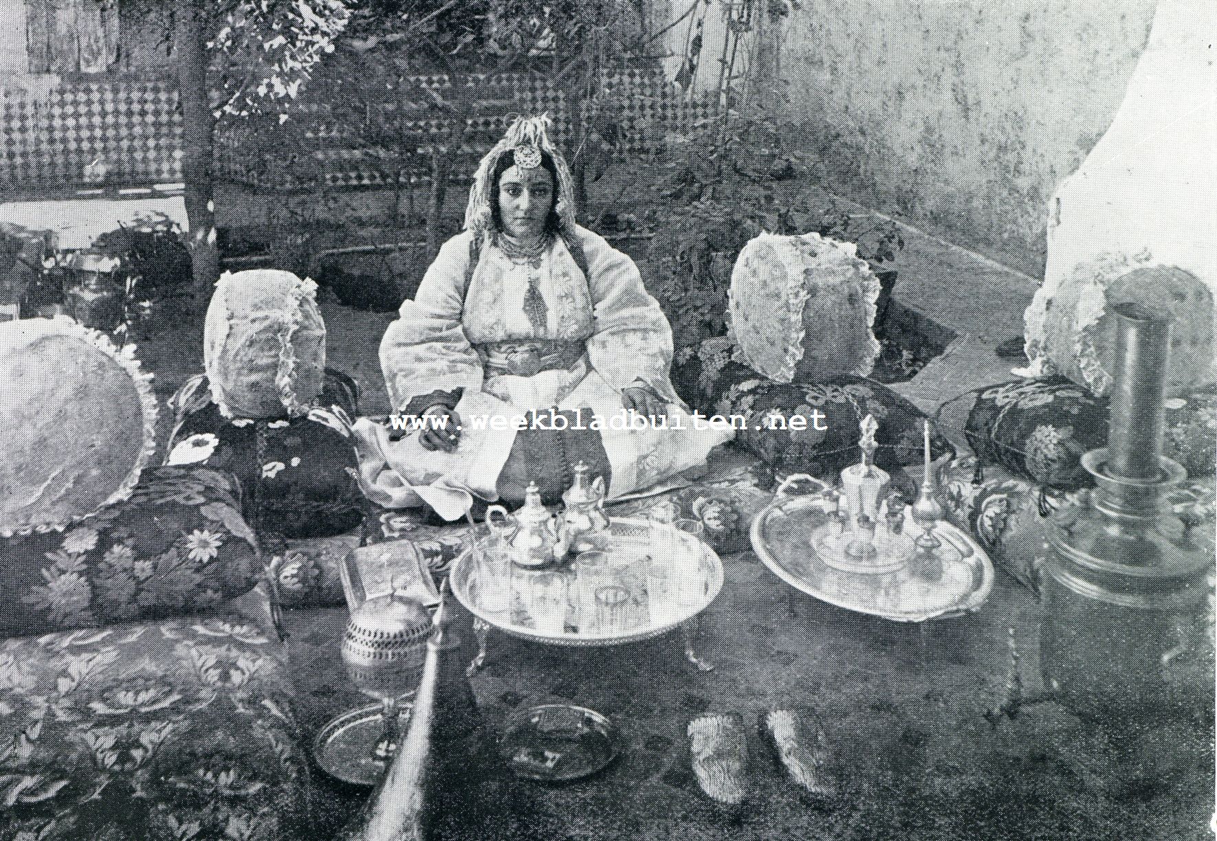 Marokko. Een particuliere woning te Fs-Medina een Arabische vrouw bij de thee