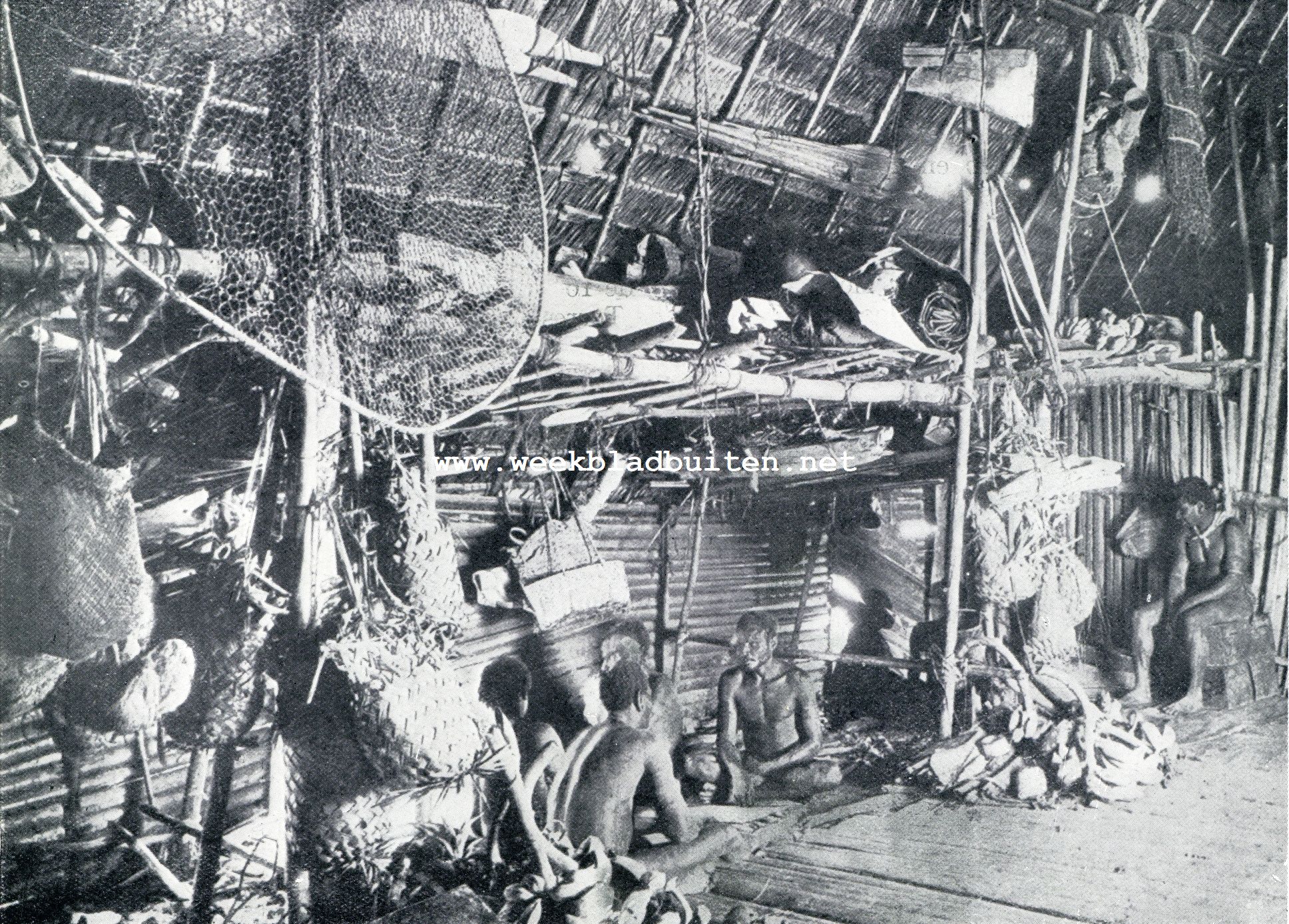 Uit het land en het leven der Papoea's. Bij de Papoea's. Interieur van een voor algemeen verblijf bestemd 