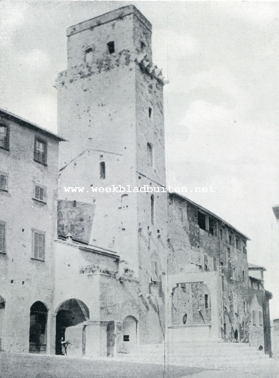 San Gimignano. De Piazza della Cisterna met een van de torens, waaronder een kelder is gelegen, die nog door de bewoners van het stadje wordt gebruikt. In het midden de oude kelder