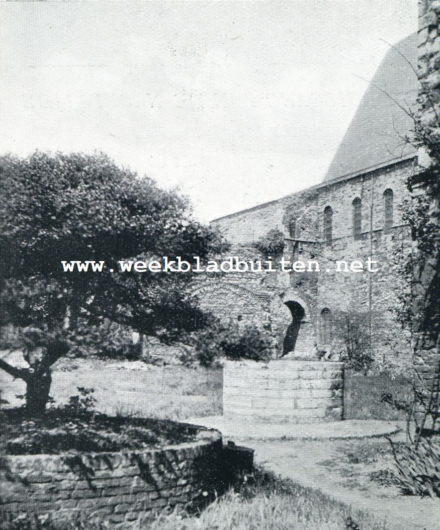 De ru�ne van Sint Baafs Abdij te Gent. De put op de binnenplaats der Sint Baafsabdij te Gent