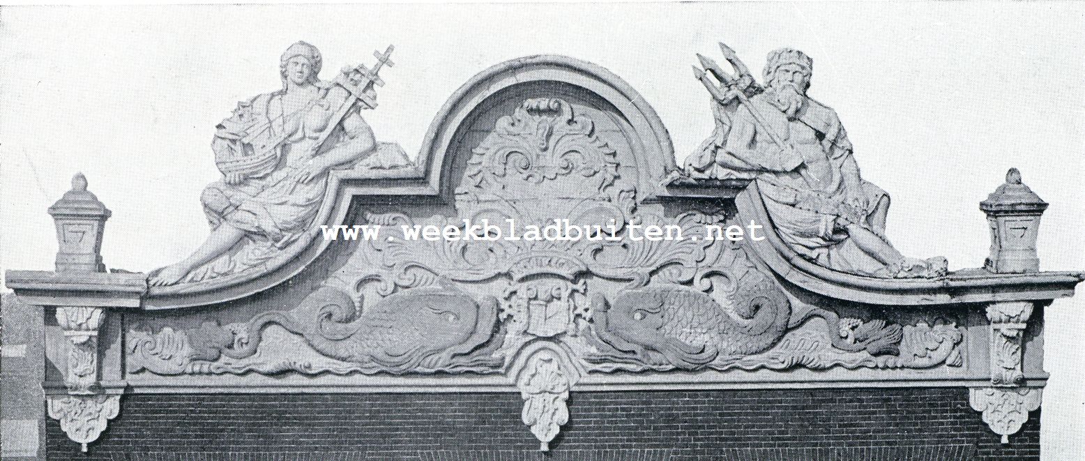 Het feestelijk afscheid van de Zuiderzee. Bekroning aan een gevel in de Nieuwstraat te Hoorn begin 18de eeuw