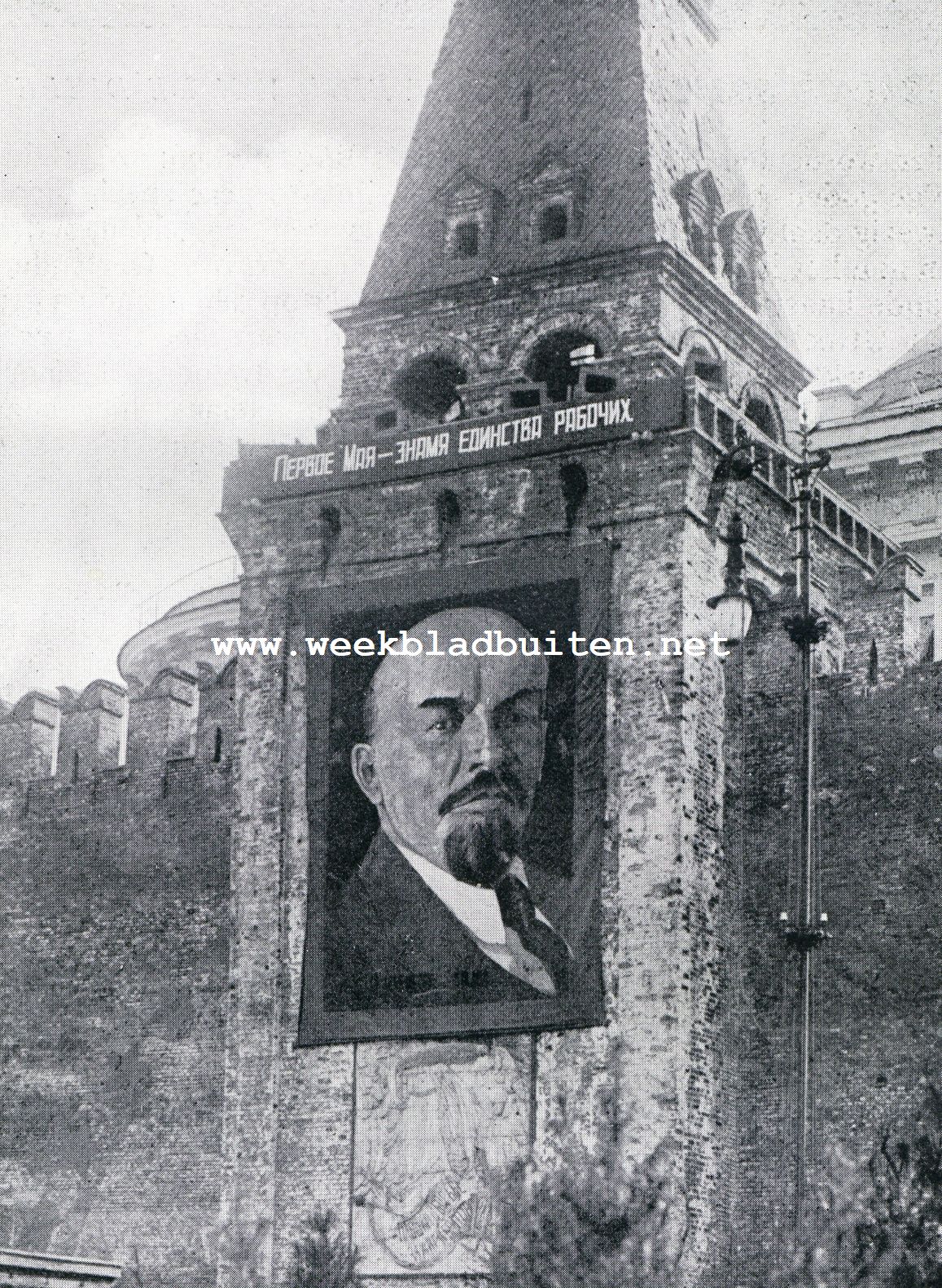 Lenin als mensch en symbool. Het portret van Lenin op een muur van het Kremlin aan het Roode Plein te Moskou