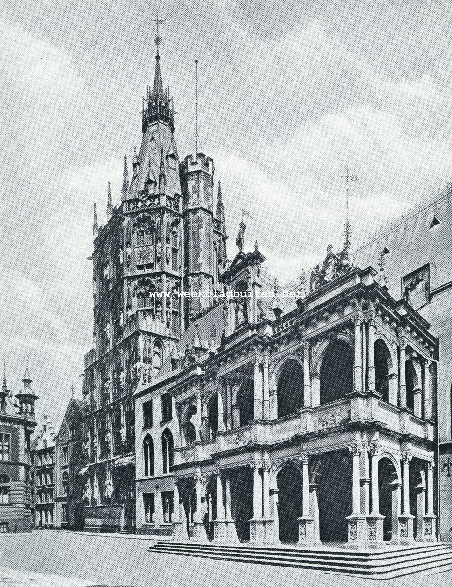 HET RAADHUIS TE KEULEN. DE TOREN WERD IN 1444 VOLTOOID, DE VOORHAL IN 1578 DOOR WILLEM VERMUYKEN