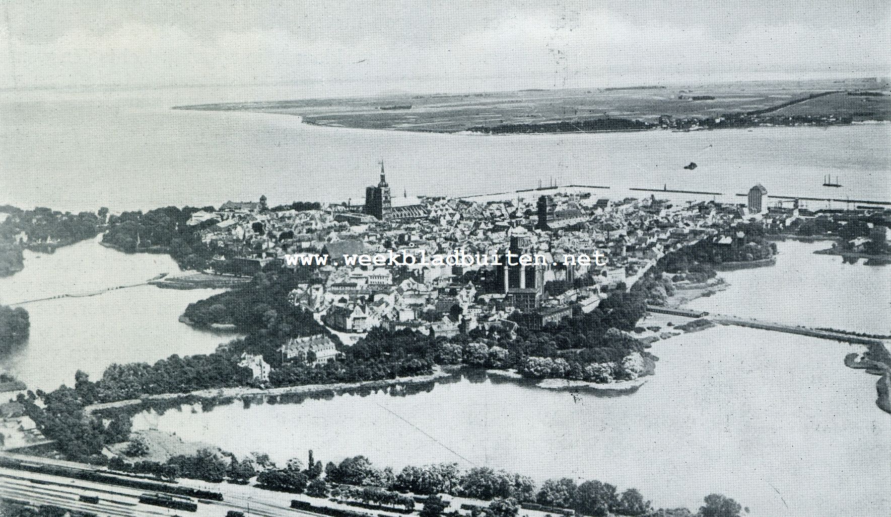 EEN DUITSCHE EILANDENSTAD. STRALSUND IN VOGELVLUCHT