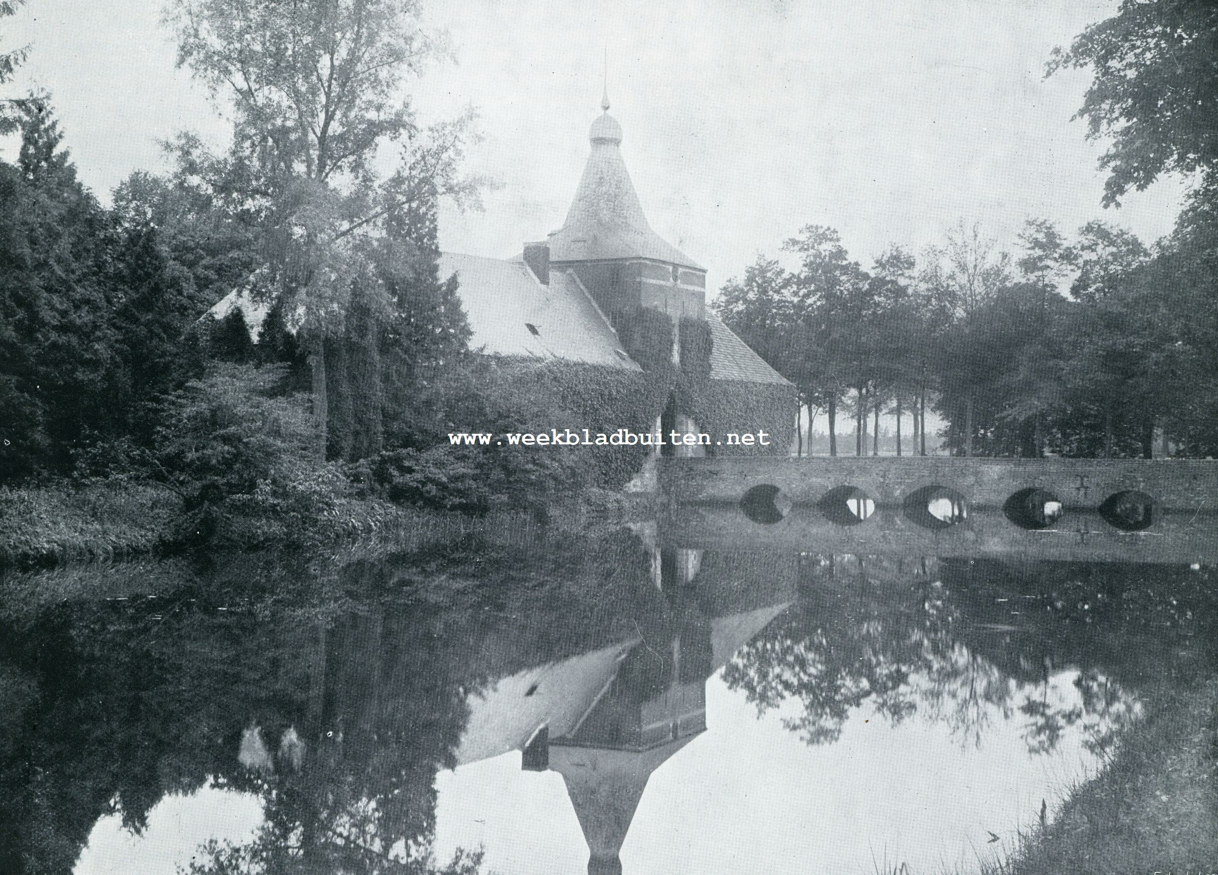 TOEGANGSBRUG TOT HET KASTEEL ARCEN