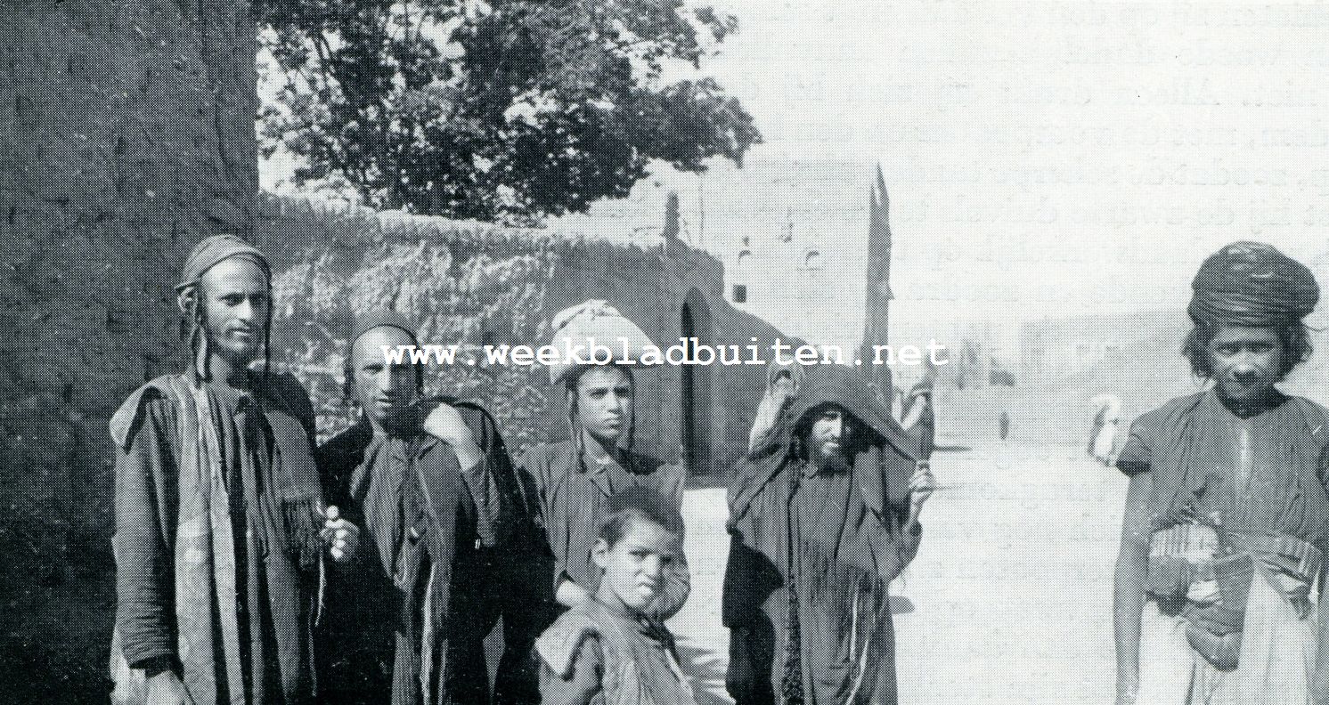 JODEN IN EEN STRAAT VAN EEN JEMENITISCHE STAD (Men zie ook de afbeelding' van een Joodsche familie te San‘a in het vorige nummer)'